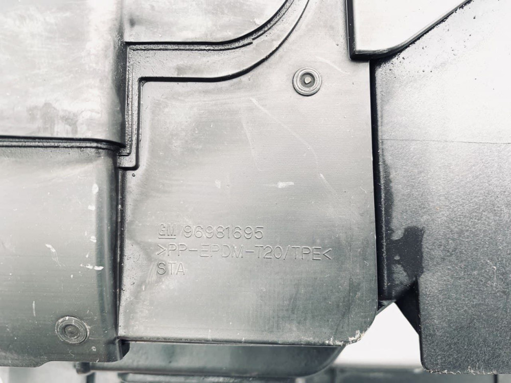 Декоративная накладка дефлектора радиатора Chevrolet Cruze 96981…